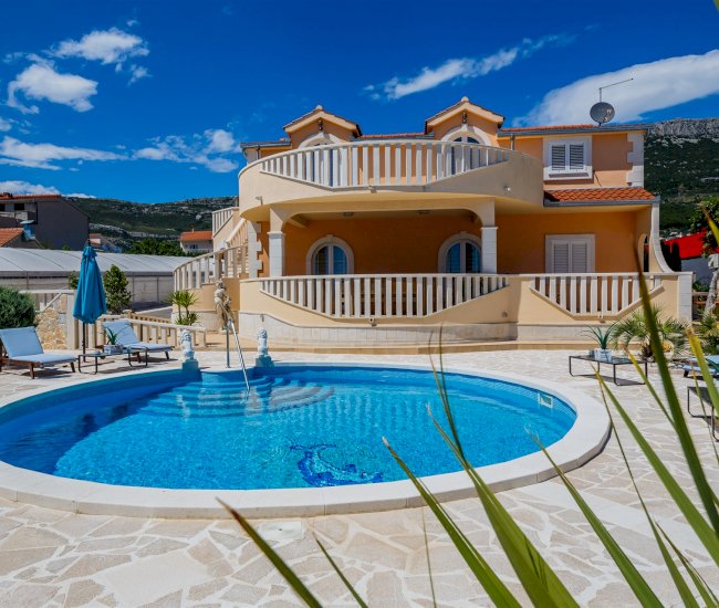 villa marija for rent in kaštel stari _  luxury croatia retreats (1)